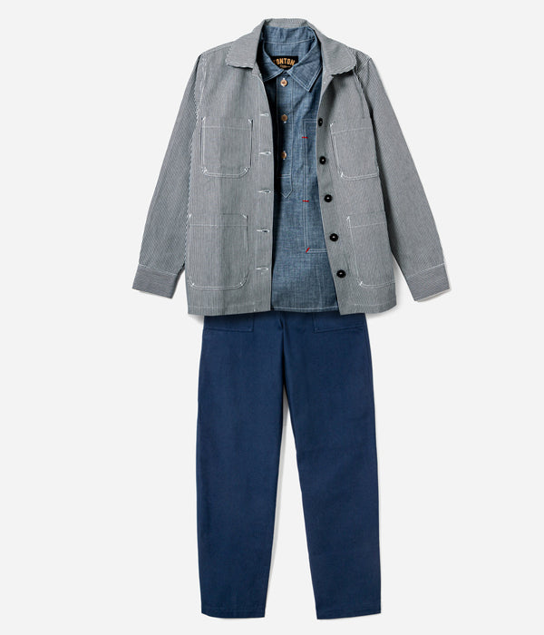 Tonton et Fils - Collection femme l'Ouvrière Moderne - Fabriquée en France - Ensemble veste "L'Ouvrière" Hickory bleu écru, chemise "Arromanches" chambray clair, et pantalon "Louv 001" marine