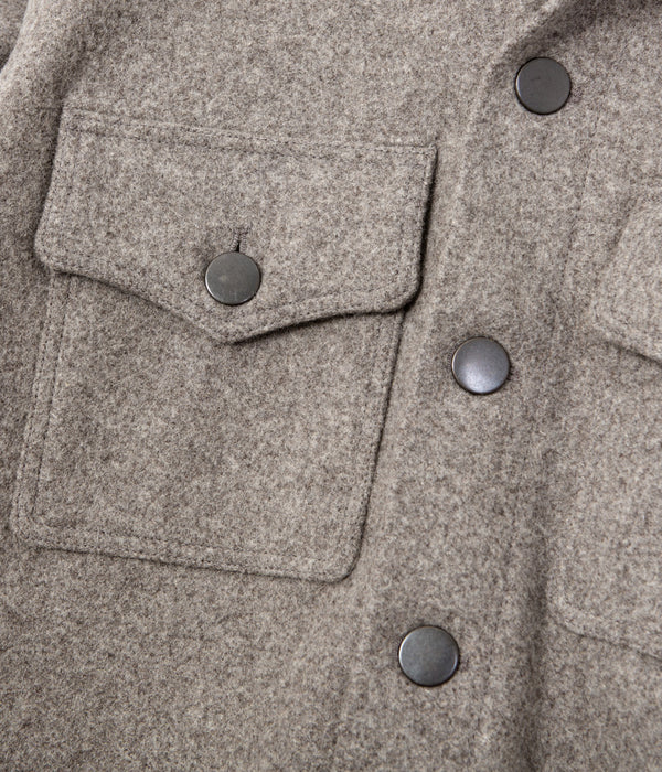 La sur-chemise homme «Émile» laine vierge beige - Vue sur une poche avant