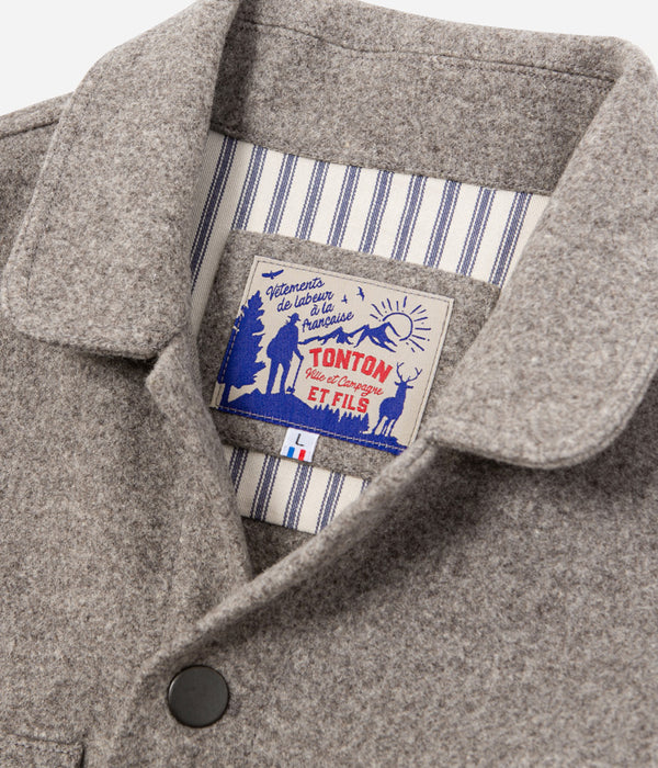 La sur-chemise homme «Émile» laine vierge beige - Vue sur l'encolure ouverte