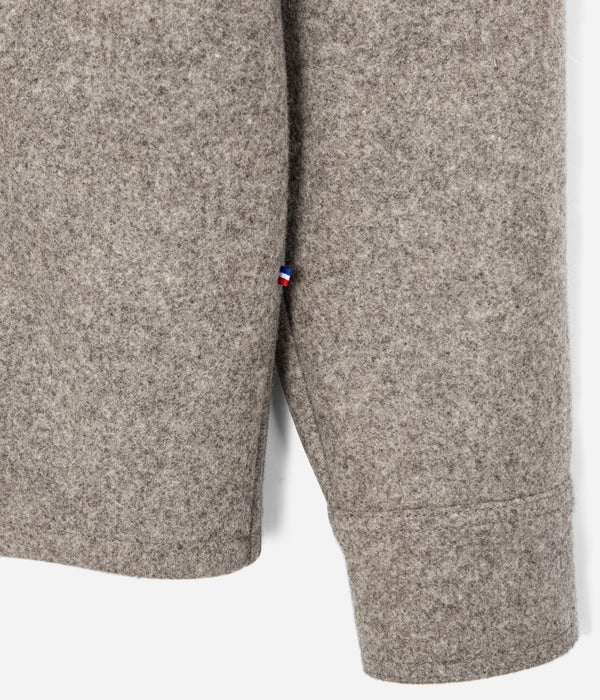 La sur-chemise homme «Émile» laine vierge beige - Vue sur un poignet