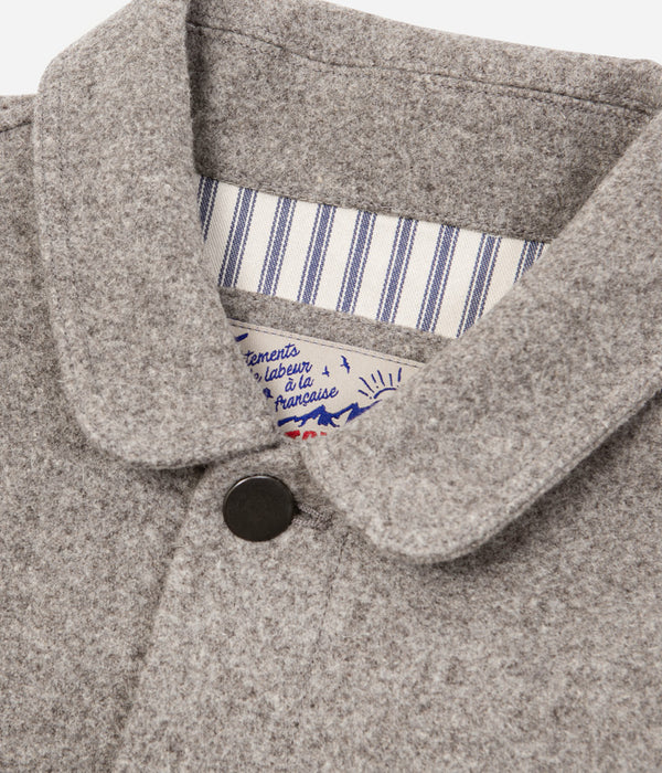 La sur-chemise homme «Émile» laine vierge beige - Vue sur l'encolure fermée
