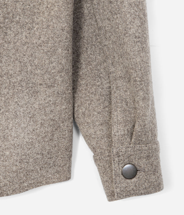 La sur-chemise homme «Émile» laine vierge beige - Vue sur un poignet boutonné