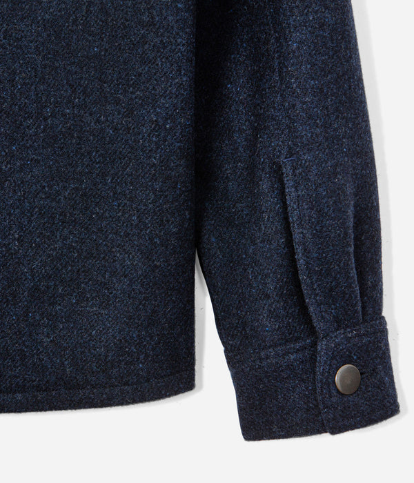 Tonton et Fils - La sur-chemise homme «Émile» laine marine - Fabriquée en France - Vue sur un poignet boutonné