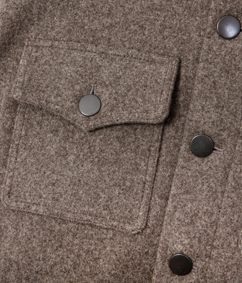 Tonton et Fils - La sur-chemise homme «Émile» laine vierge marron - Fabriquée en France - Vue sur une poche poitrine