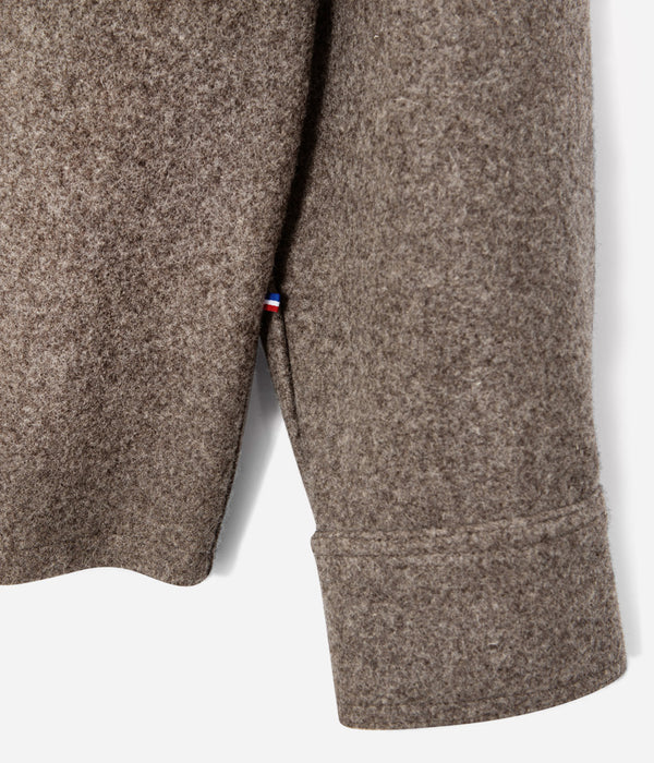 Tonton et Fils - La sur-chemise homme «Émile» laine vierge marron - Fabriquée en France - Vue sur un poignet