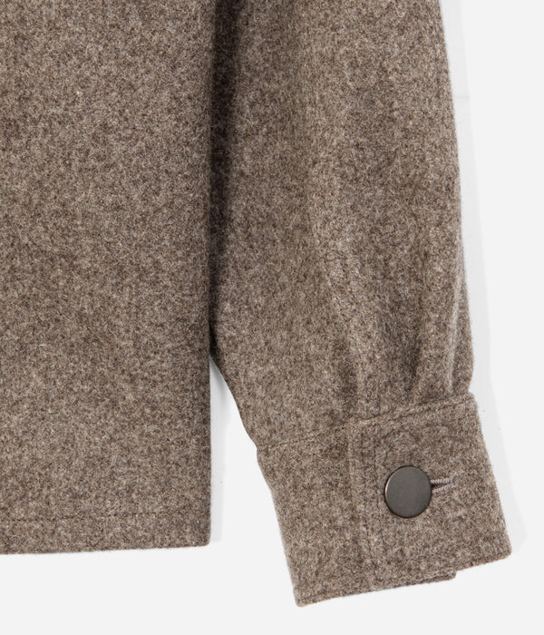 Tonton et Fils - La sur-chemise homme «Émile» laine vierge marron - Fabriquée en France - Vue sur un poignet boutonné