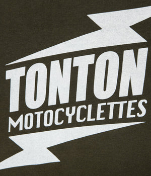 Tonton et Fils - Le tee-shirt homme manches courtes «Motocyclettes» kaki et écru - Fabriqué en France - Vue sur le logo