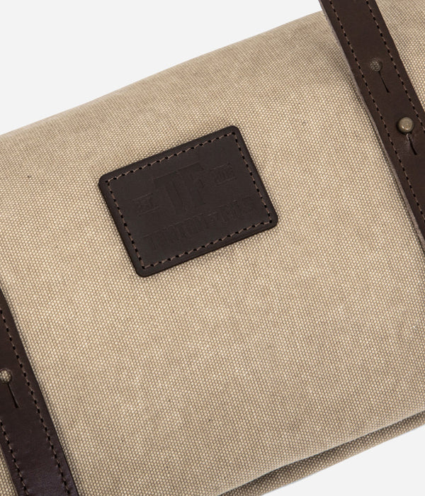 Tonton et Fils - La trousse à outils « Roll up » Canvas stonewashed beige fabriquée en France - Vue sur l'écusson avant