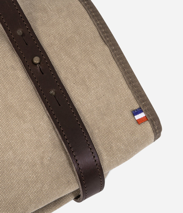Tonton et Fils - La trousse à outils « Roll up » Canvas stonewashed beige fabriquée en France - Vue sur le système de fermeture
