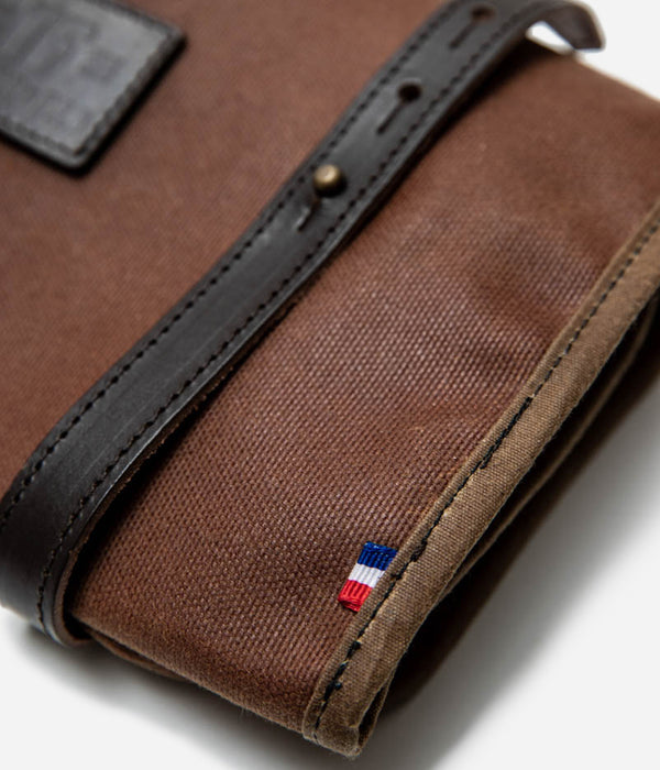 Tonton et Fils - Trousse à outils "Roll Up" - Waxé Camel - Fabriquée en France - Zoom sur vue de face