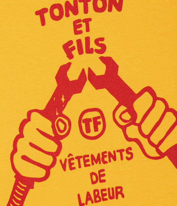 Tonton et Fils - Le tee-shirt homme «Vêtement de Labeur» Jaune et Rouge fabriqué en France - Zoom sur le logo