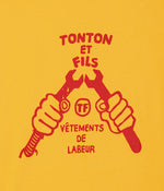 Tonton et Fils - Le tee-shirt homme «Vêtement de Labeur» Jaune et Rouge fabriqué en France - Vue générale sur le logo